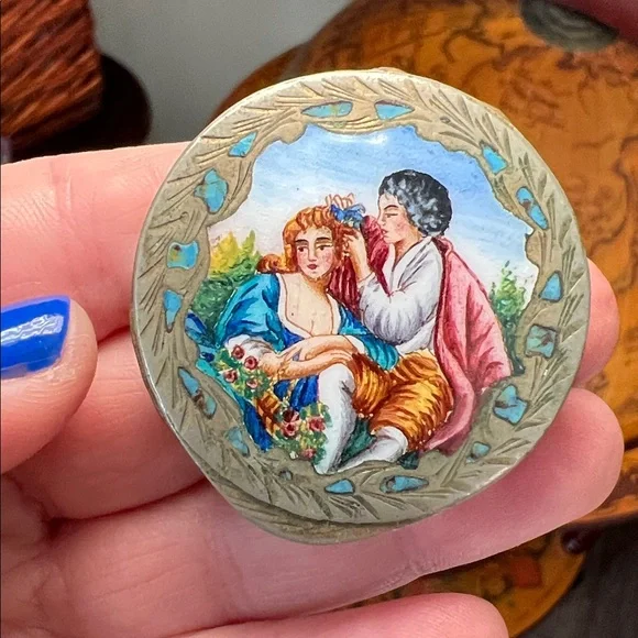 Antique Italian Engraved 800 Silver Hand Painted Enamel Pill Box Courting Couple - Picture 2 of 8